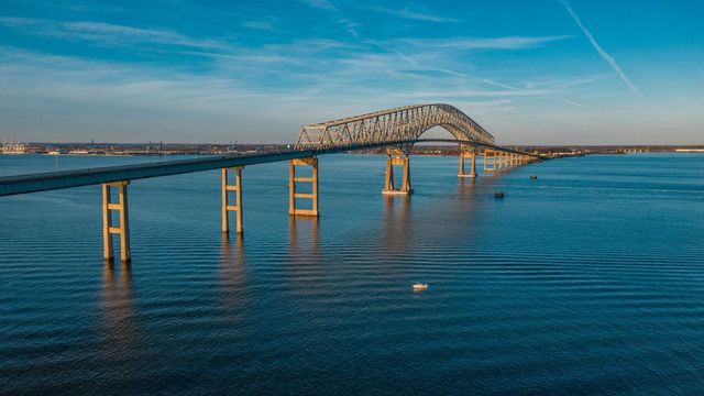 V Baltimoru se po nárazu kontejnerové lodě zřítil mohutný silniční most