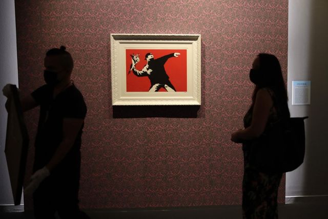Banksy perde causa per il marchio del 'Lanciatore di fiori'