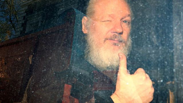 Švédsko udělalo první krok k vydání Assange. Požádalo o jeho formální zadržení
