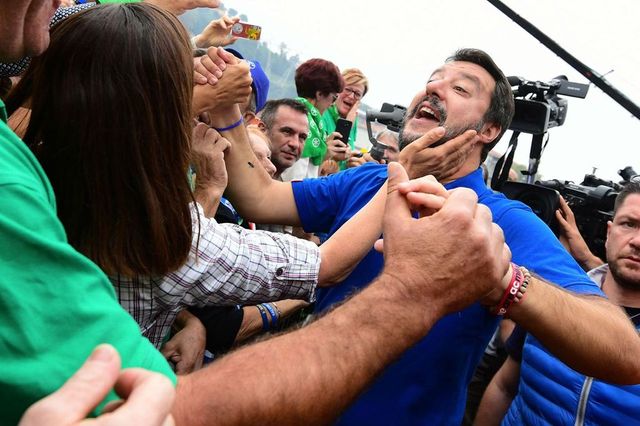 Pontida, Salvini-show: sfida al proporzionale. Al raduno anche insulti a Mattarella