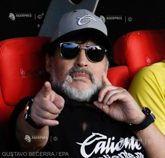 Fotbal: Maradona se oferă să antreneze echipa Manchester United
