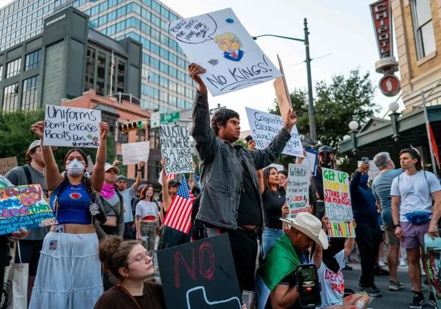 La lluvia, las protestas y la escasa asistencia deslucen el desfile de cumpleaños de Trump