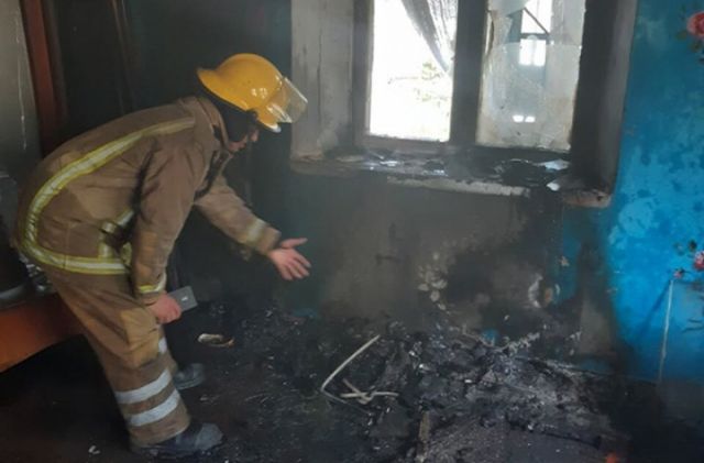 Doi copii au fost salvați de pompieri după ce casa în care se aflau a luat foc