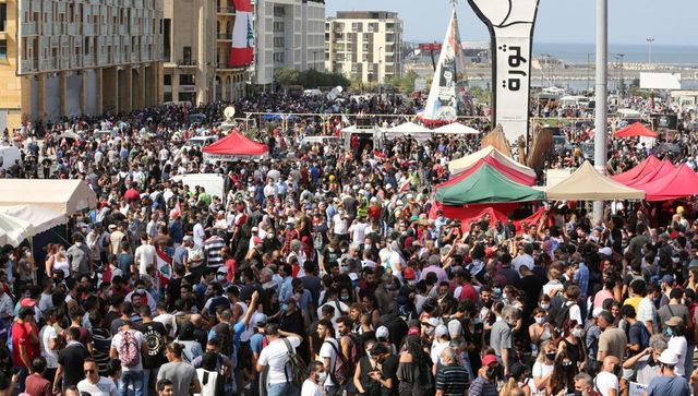 Protesta oceanica a Beirut, scontri con la polizia e lacrimogeni