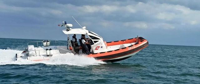 Tre uomini scomparsi in mare, ricerche nel golfo di Taranto +