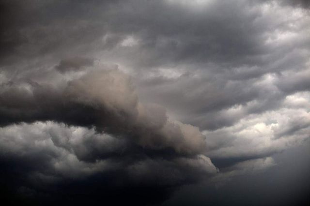 Prognoză meteo specială pentru București: Ploi torențiale și vijelii, până duminică