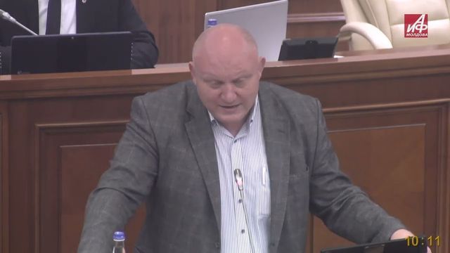 Депутаты коммунисты и социалисты требуют извинений от спикера парламента Игоря Гросу