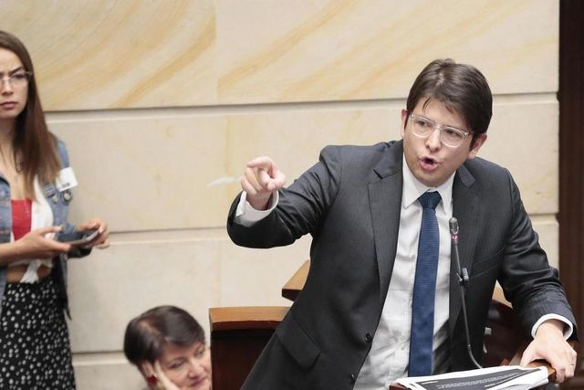 Spari al comizio per le presidenziali in Colombia, in fin di vita Miguel Uribe