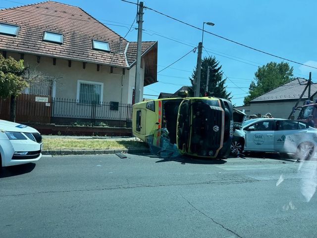 Felborult egy szirénázó mentőautó Budapesten