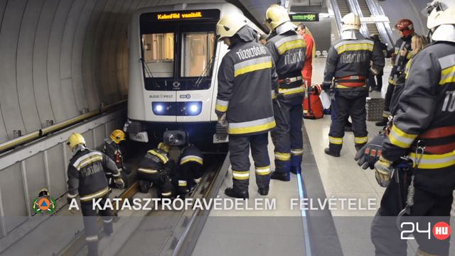 Videót közölt a Katasztrófavédelem a 4-es metró alá esett ember mentéséről