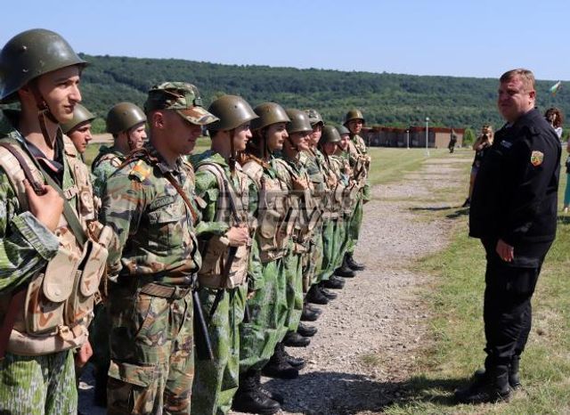 Каракачанов внася Закон за доброволната военна служба