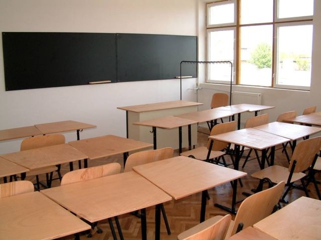 Anchetă demarată la Iași după ce un elev a fost pedepsit să stea în genunchi în fața clasei, cu mâinile ridicate