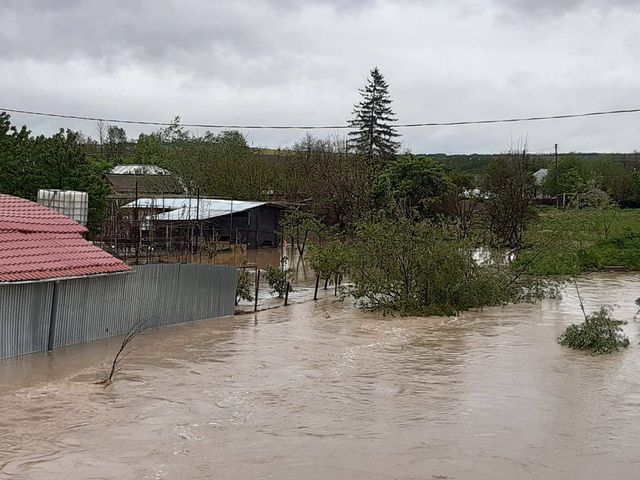 Zeci de case inundate în Bistrița-Năsăud și peste 30 de persoane evacuatedin calea apelor