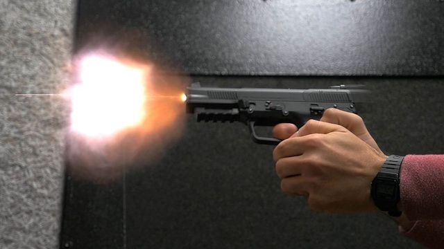 Un trecător curajos a imobilizat un individ care a tras cu pistolul cu bile într-un bărbat din București