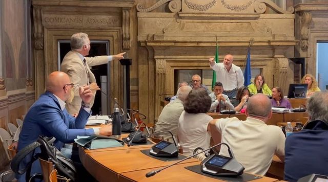 Il sindaco Bandecchi è indagato per minacce dopo la rissa in Consiglio comunale a Terni