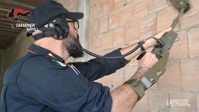 Droga e armi da guerra murate nelle pareti per sfuggire ai blitz nel Parco Verde a Caivano
