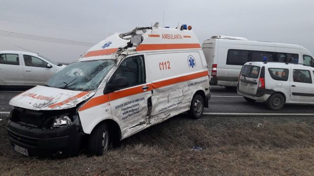 Patru persoane au fost rănite, după ce un autoturism a lovit o ambulanță