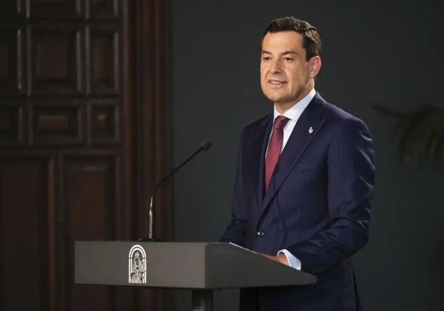 Moreno anuncia la contratación de casi 4.400 sanitarios más tras la crisis de los cribados