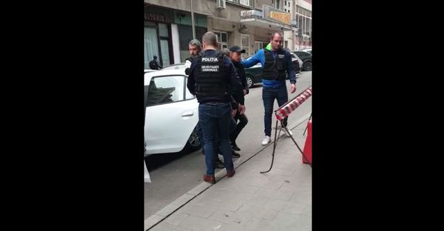 Ar fi furat 16 ceasuri Rolex și bijuterii dintr-o casă din București: Doi moldoveni, reținuți