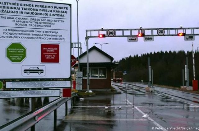 Belarus inchide granițele cu vecinii sai, dar nu și cu Rusia. Motivul invocat de autoritați