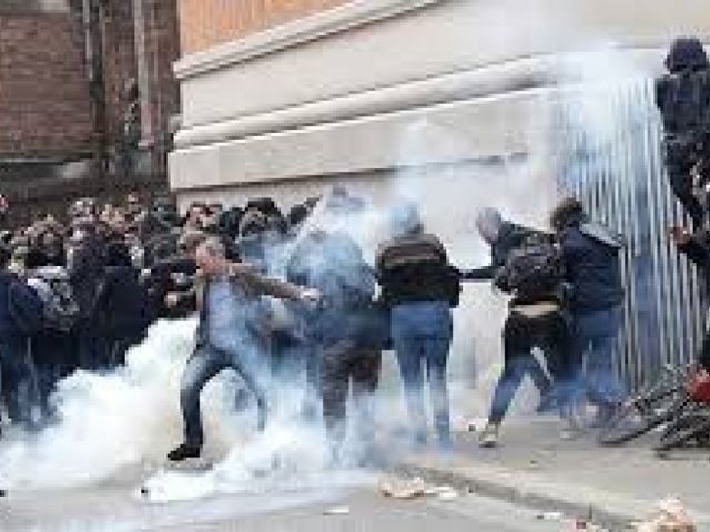 Poliția a tras cu gaze lacrimogene în protestatarii francezi