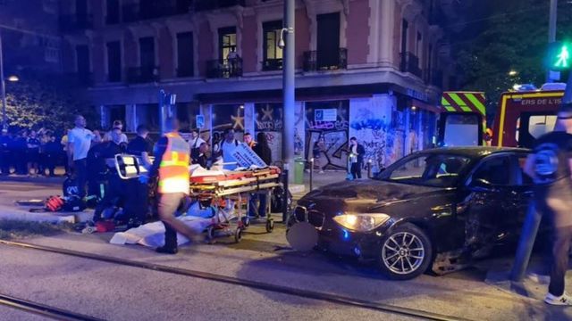 Tömegbe hajtott egy autó a PSG-szurkolók győzelmi ünneplése közben, többen megsérültek