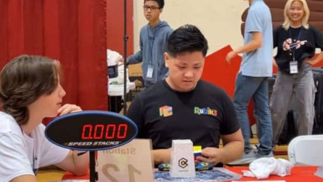 Nou record mondial la Cubul Rubik: Un băiat a avut nevoie de doar 3,13 secunde pentru a-l rezolva