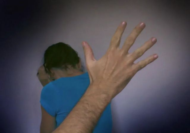 Seis meses de prisión para un padre que abofeteó y zarandeó a su hijo de ocho años