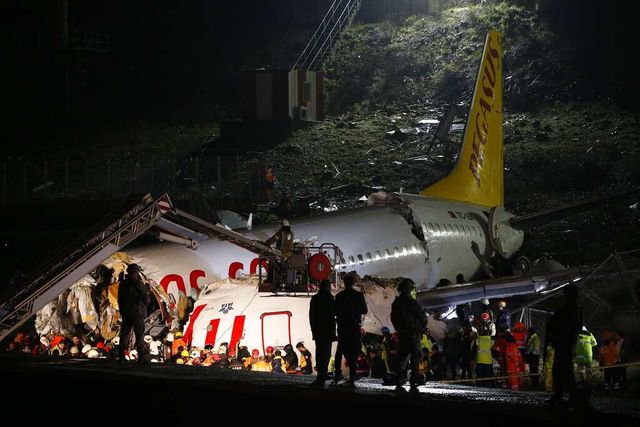Plane skids off runway, breaks apart in Istanbul, 139 injured