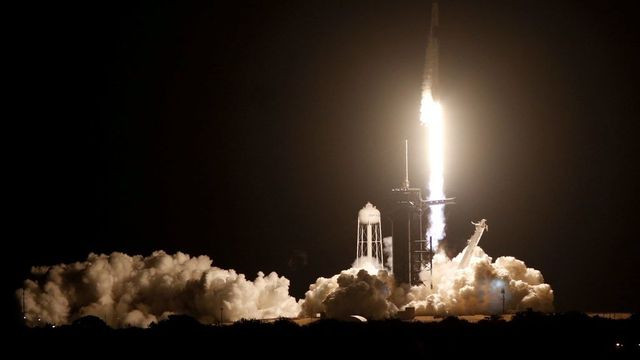 Loď miliardáře Muska míří k vesmírné stanici. Start brzdilo počasí i technické potíže