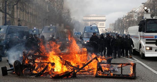 Gilet gialli: primi scontri a Parigi