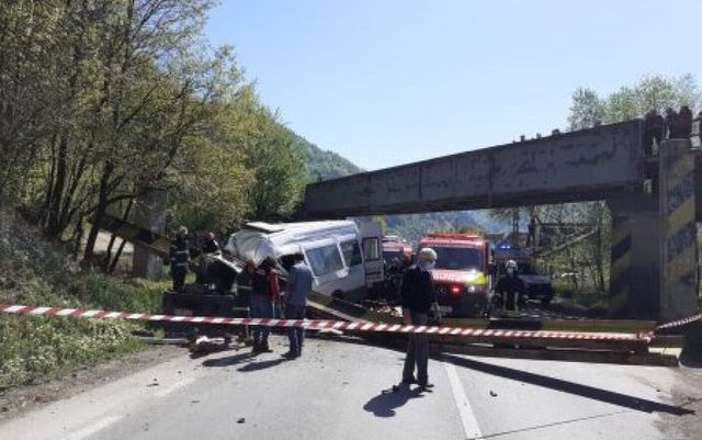 Două persoane au murit după ce o parte dintr-un pod feroviar a căzut peste un microbuz de pasageri, în Neamț