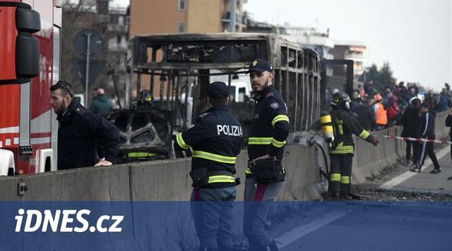Muž unesl a zapálil v Itálii autobus plný dětí, protože chtěl do Afriky
