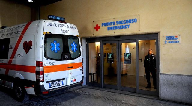 Aggredisce la compagna in ospedale a Milano, poi ferisce con il coltello tre persone che erano intervenute a difenderla
