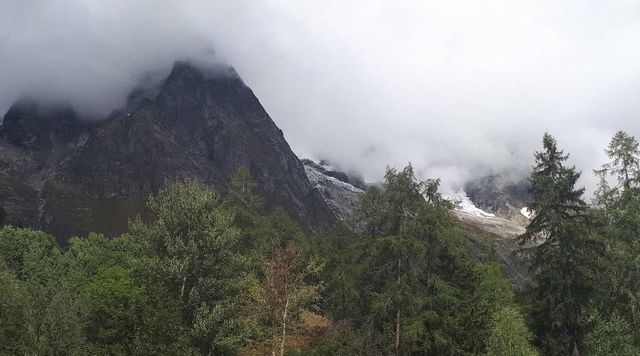 Val Ferret, rischio crolli dal ghiacciaio: turisti evacuati