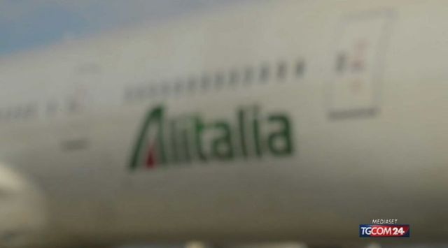 Alitalia, il ministro Patuanelli: sei mesi per salvarla o chiude