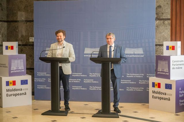 Elevii din clasele I–IX vor primi 1000 de lei ajutor pentru începutul anului școlar