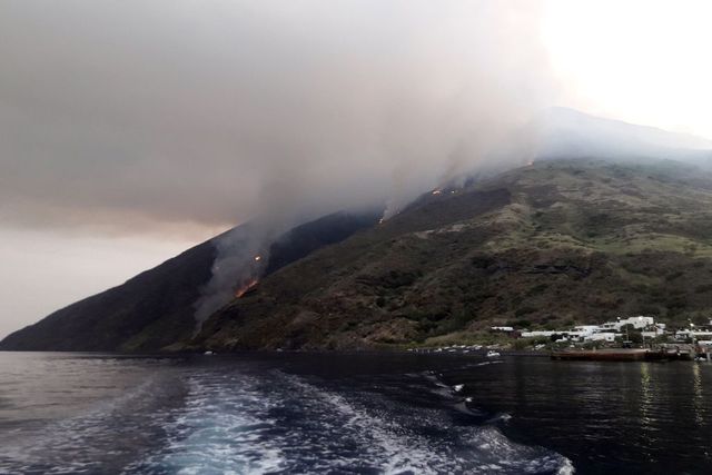 Stromboli, allerta gialla per il vulcano: limiti a escursioni e navigazione
