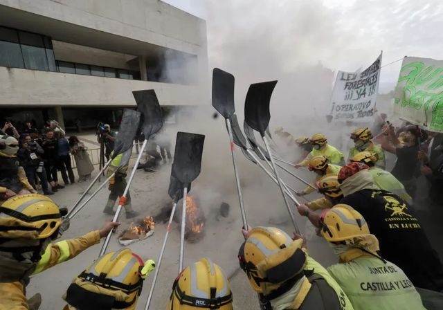 Los partidos estiran en los parlamentos la bronca por los incendios