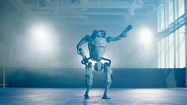 Atlas robotot nyugdíjazták: videó a legmenőbb ugrásairól és a legkínosabb eséseiről