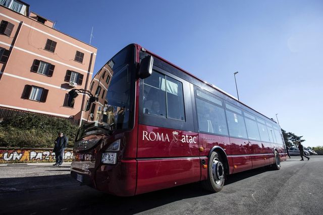 Aggressione razzista nel centro di Roma su un bus di linea