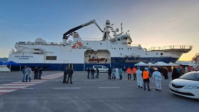 La nave Geo Barents in porto a Marina di Carrara con 249 migranti