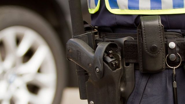 Doi polițiști au fost împușcați într-un comisariat din Paris de un bărbat arestat pentru agresiune