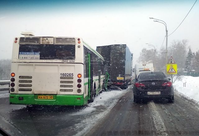 На Варшавском шоссе пассажирский автобус врезался в фуру