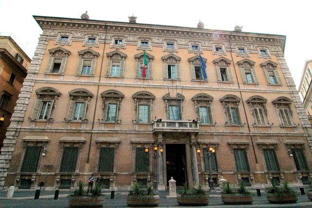 Italienii au votat reducerea numărului de parlamentari