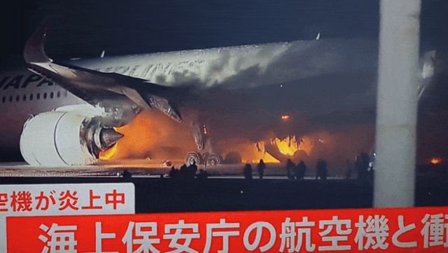 Momentul in care a luat foc avionul cu aproape 400 de oameni la bord, dupa ce s-a ciocnit alta aeronava la aterizare
