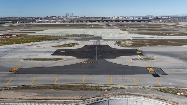 Una persona no identificada, en una pista del aeropuerto de Barajas, provoca cinco aterrizajes frustrados