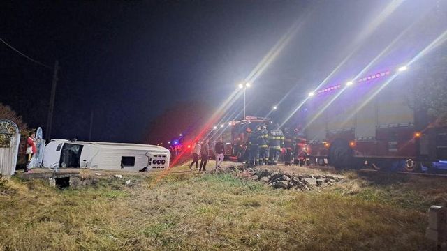 Plan roșu de intervenție în Dâmbovița, după un accident cu victime multiple: Un microbuz cu opt locuri s-a răsturnat