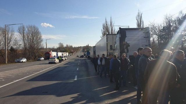 Грузоперевозчики заблокировали трассу Бельцы-Кишинев