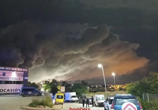 Confinados varios municipios tras un incendio con nube tóxica en Barcelona